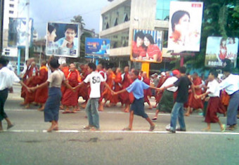 la popolazione aiuta i monaci in Myanmar